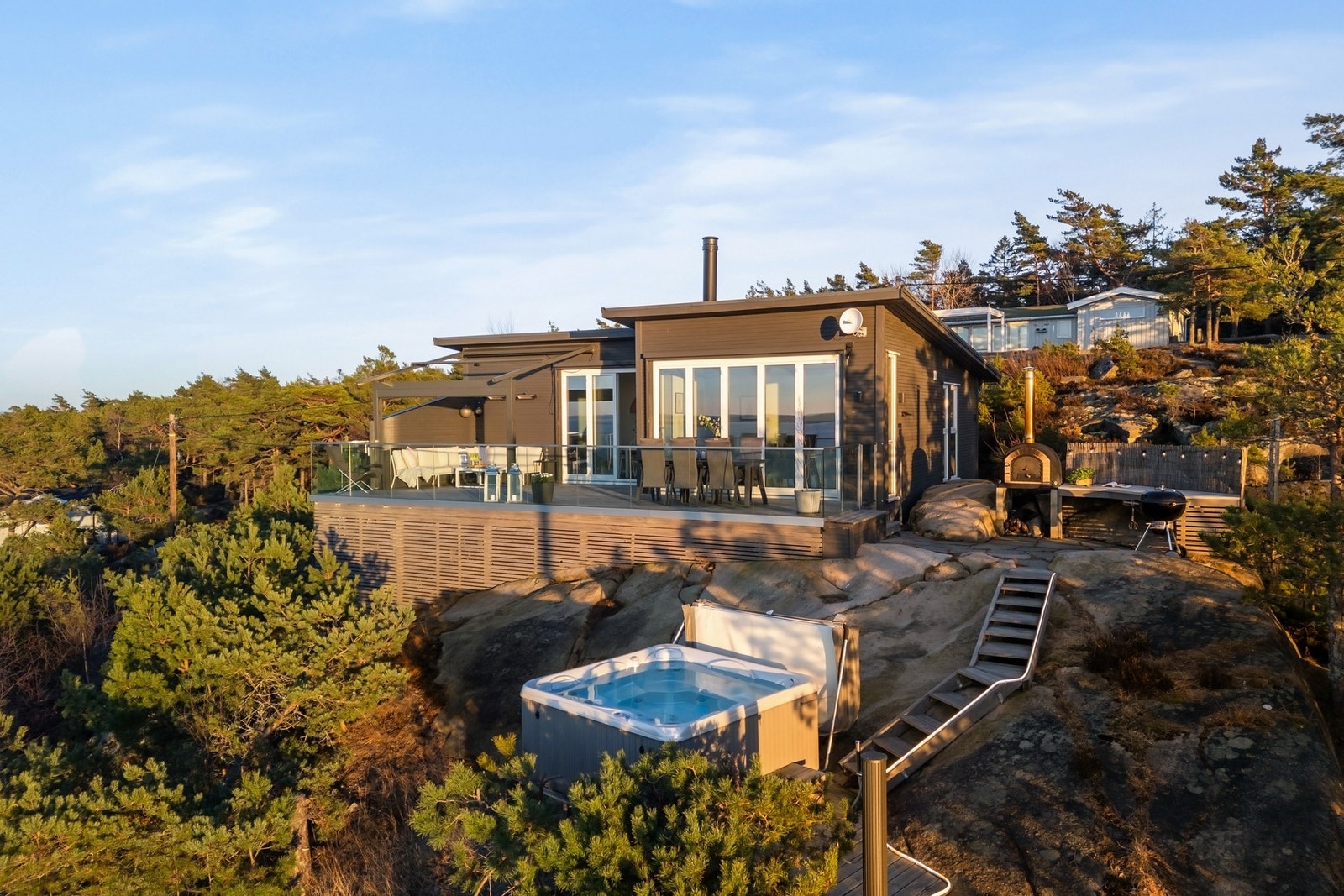 Tomten er pent opparbeidet og består også av naturtomt Galleribilde