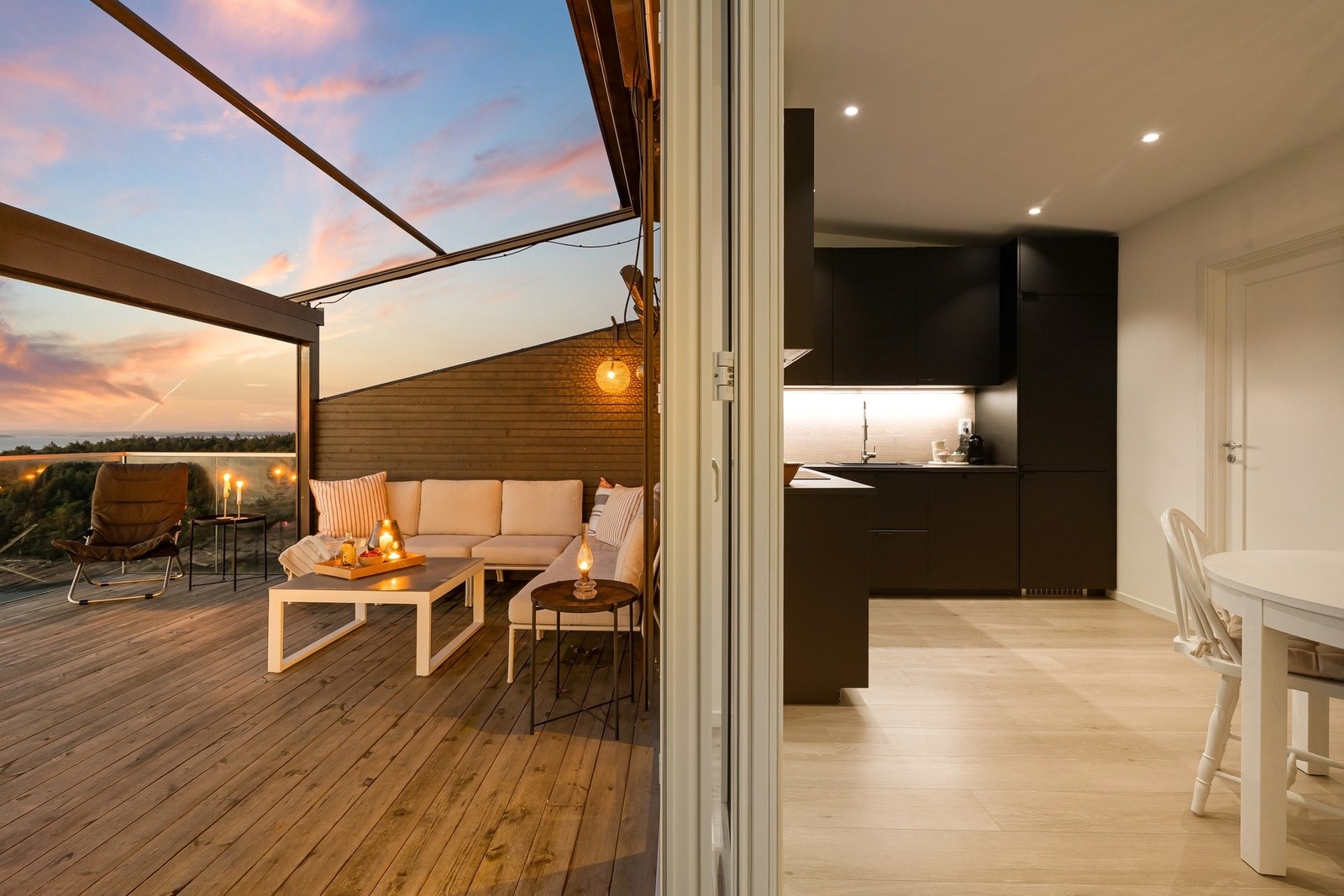 Sømløse overganger mellom ute og inne - Foldedører mellom kjøkken og veranda Galleribilde