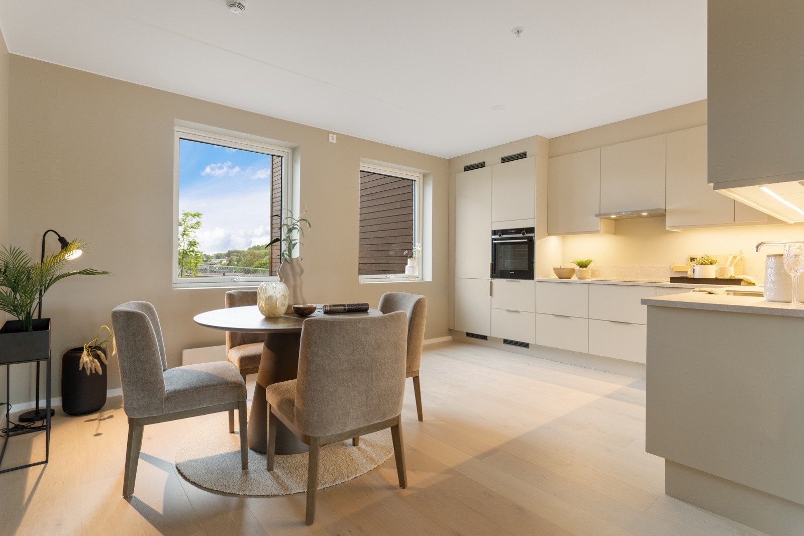 Videre kommer man inn i allrommet som er stort og lufting, men naturlig avdelt med en praktisk bod. (Bilder fra tilsvarende leilighet) Galleribilde