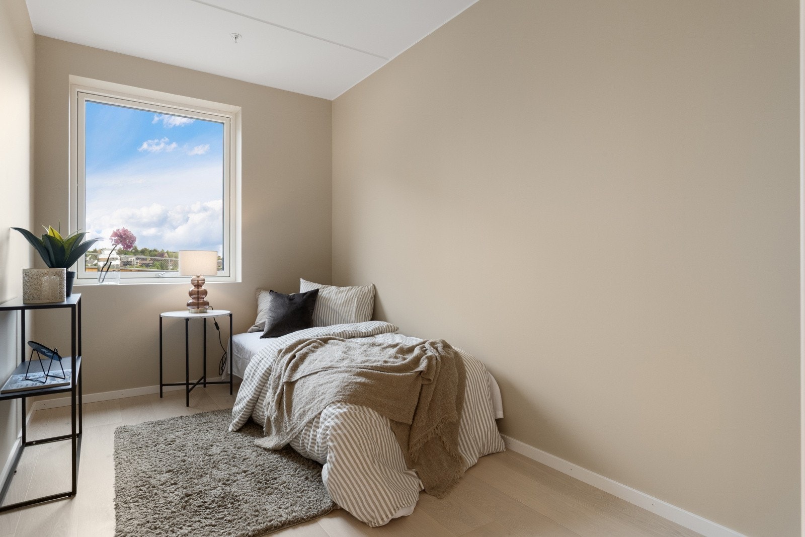 Soverom 2 er ca. 8 kvm. (Bilde fra tilsvarende leilighet) Galleribilde