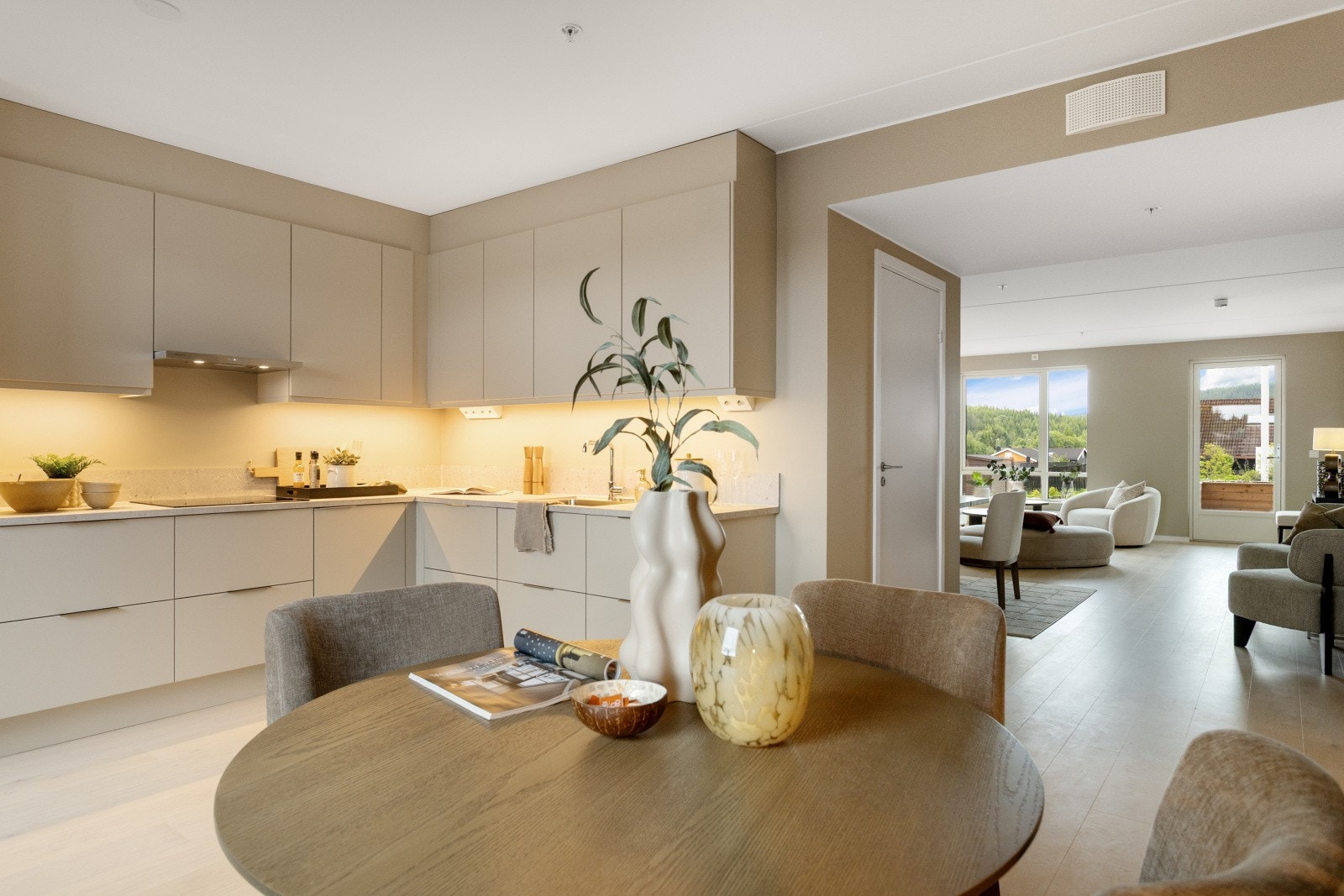 Kjøkkenet er romslig og har god plass til spisebord. (Bilder fra tilsvarende leilighet) Galleribilde