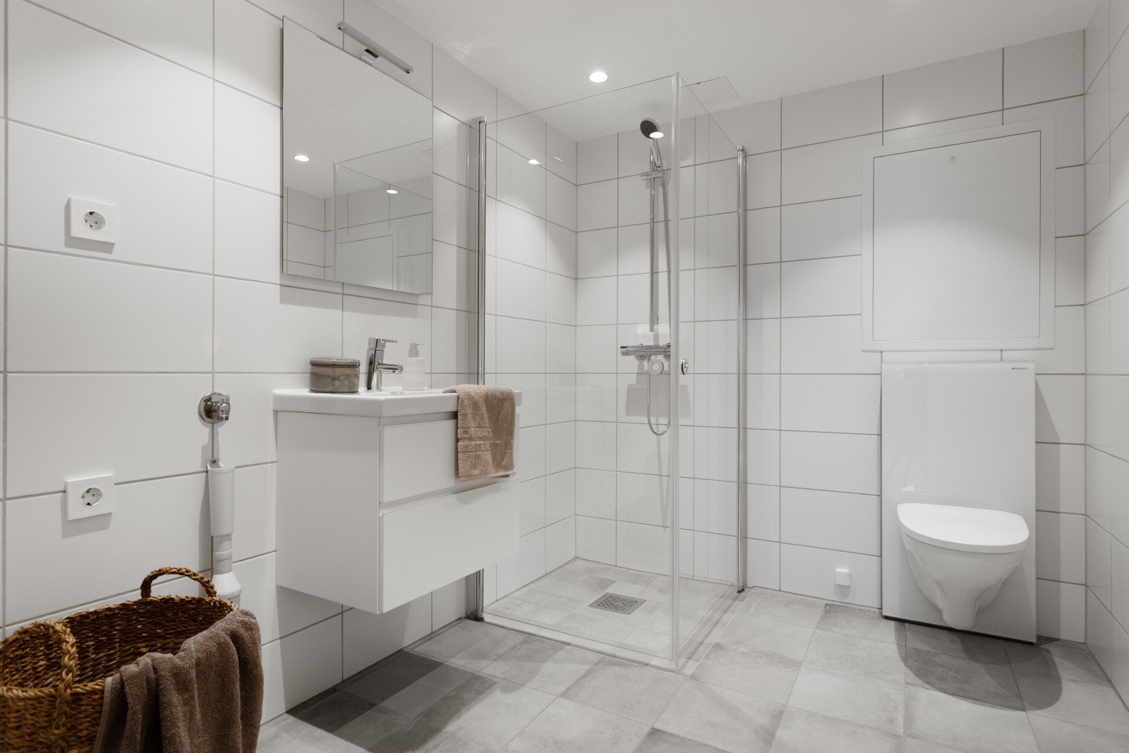 Leilighetens 2. bad har også opplegg til vaskemaskin, og kan benyttes som gjestebadvaskerom. (Bilde fra tilsvarende leilighet) Galleribilde