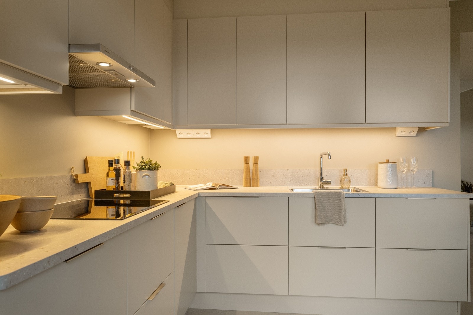 Lekkert kjøkken fra Marbodal med integrerte hvitevarer; Platetopp, stekeovn, oppvaskmaskin, kombiskap og ventilator. (Bilder fra tilsvarende leilighet) Galleribilde