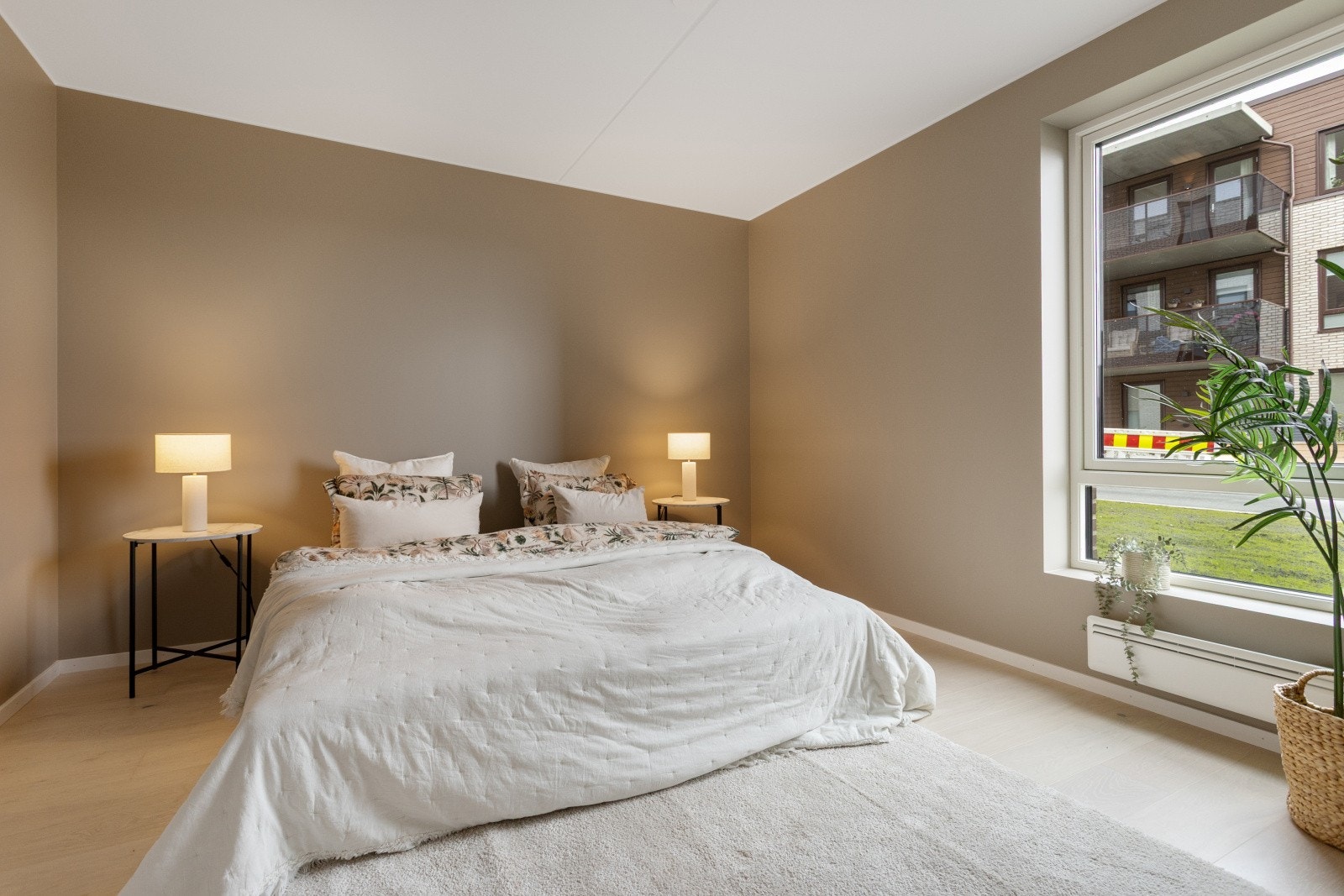 Hovedsoverommet er romslig malt i en lekker beige farge. (Bilder fra tilsvarende leilighet) Galleribilde