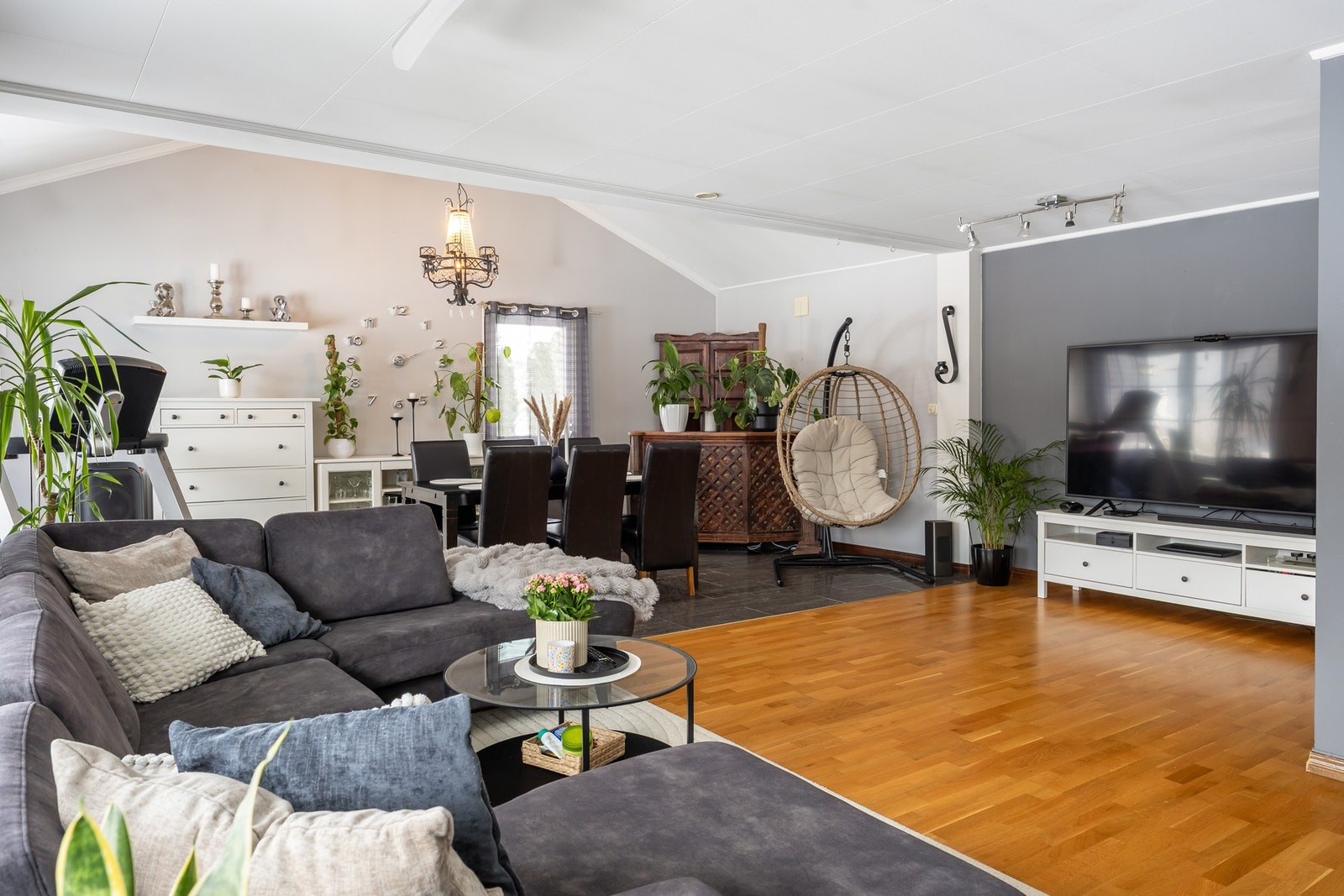 Lyst og romslig oppholdsrom med sofahjørne og god plass. Galleribilde