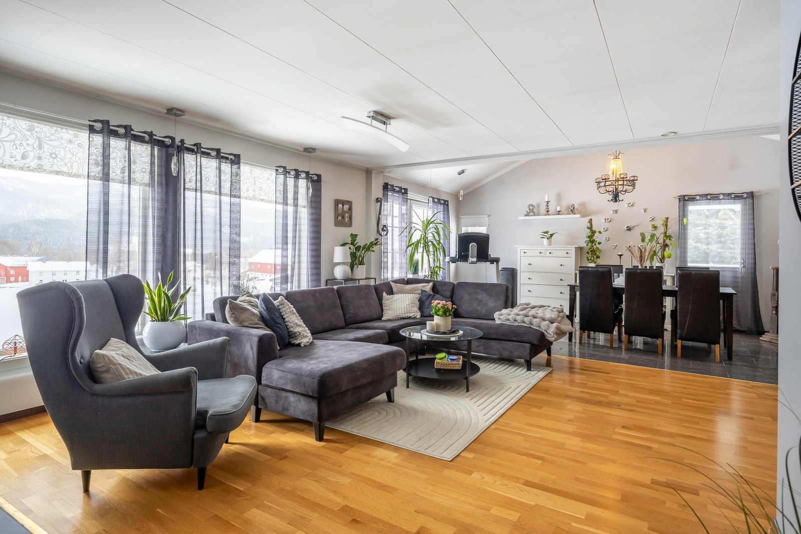 Stuen har gode møbleringsmuligheter og store vindusflater som gir naturlig lys. Galleribilde