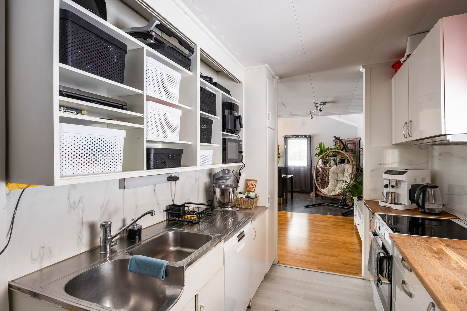 Lyst og funksjonelt kjøkken med god oppbevaringsplass. Galleribilde