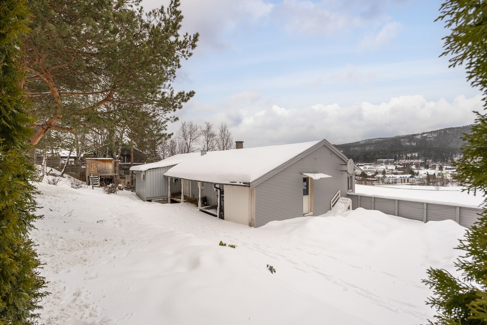 Huset ligger i et rolig område med god utsikt. Galleribilde