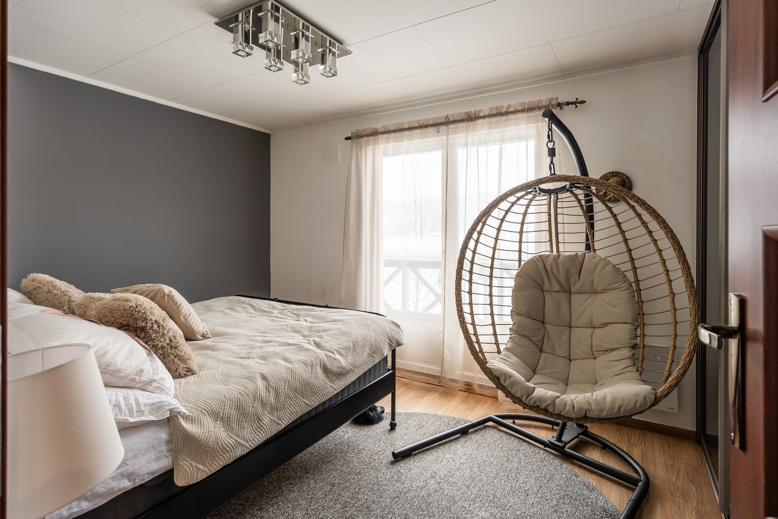 Soverommet på 10,8 m² har store vinduer som gir godt lysinnslipp og en moderne taklampe. Det er utgang til en balkong på 3,5 m². Galleribilde