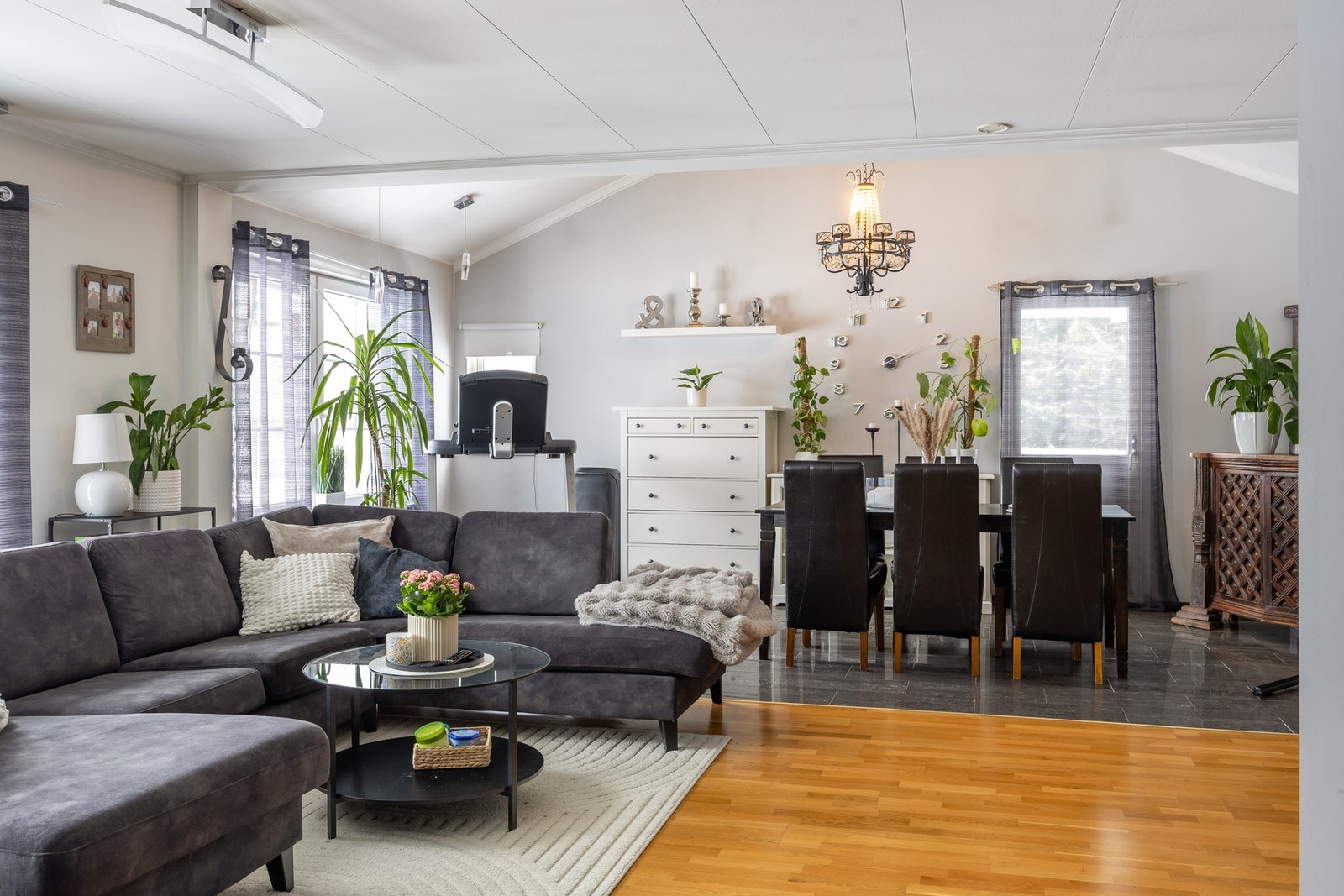 Stue med åpen løsning til spisestue. Galleribilde