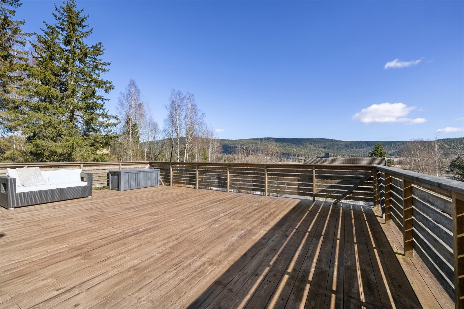 Romslig terrasse over garasje med god plass til både hagemøblement og grill. Galleribilde
