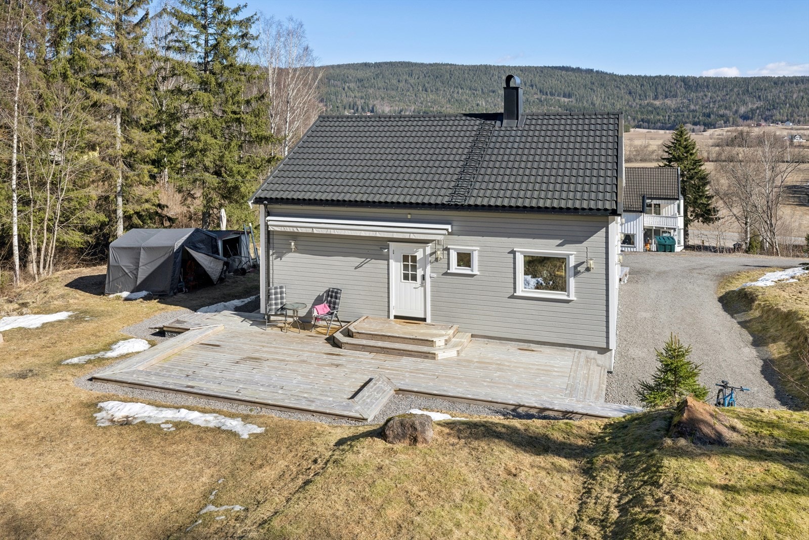 Stor terrasse også ved inngangspartiet. Dreneringen er fra 2022. Galleribilde