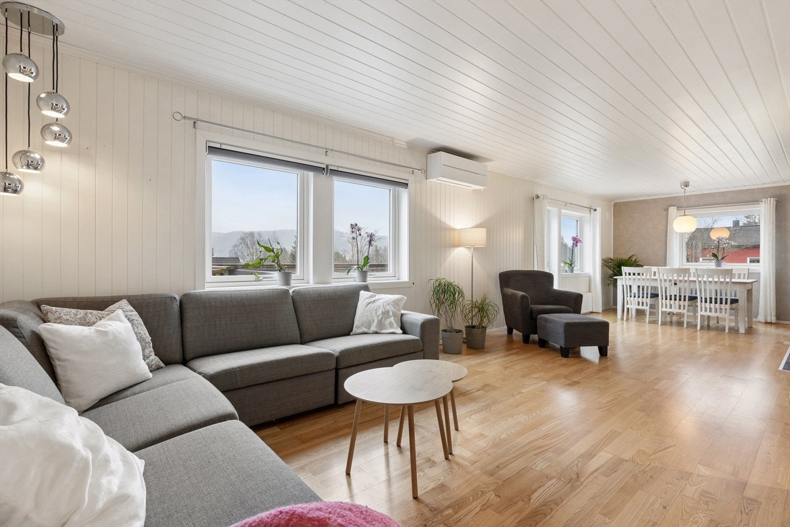 Det er installert varmepumpe luft til luft fra 2023. Galleribilde