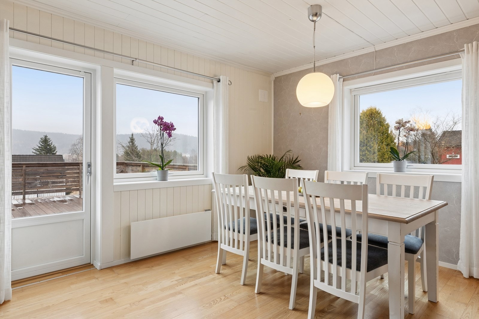 Direkte utgang til terrasse over garasje fra stuen i 1. etasje. Galleribilde