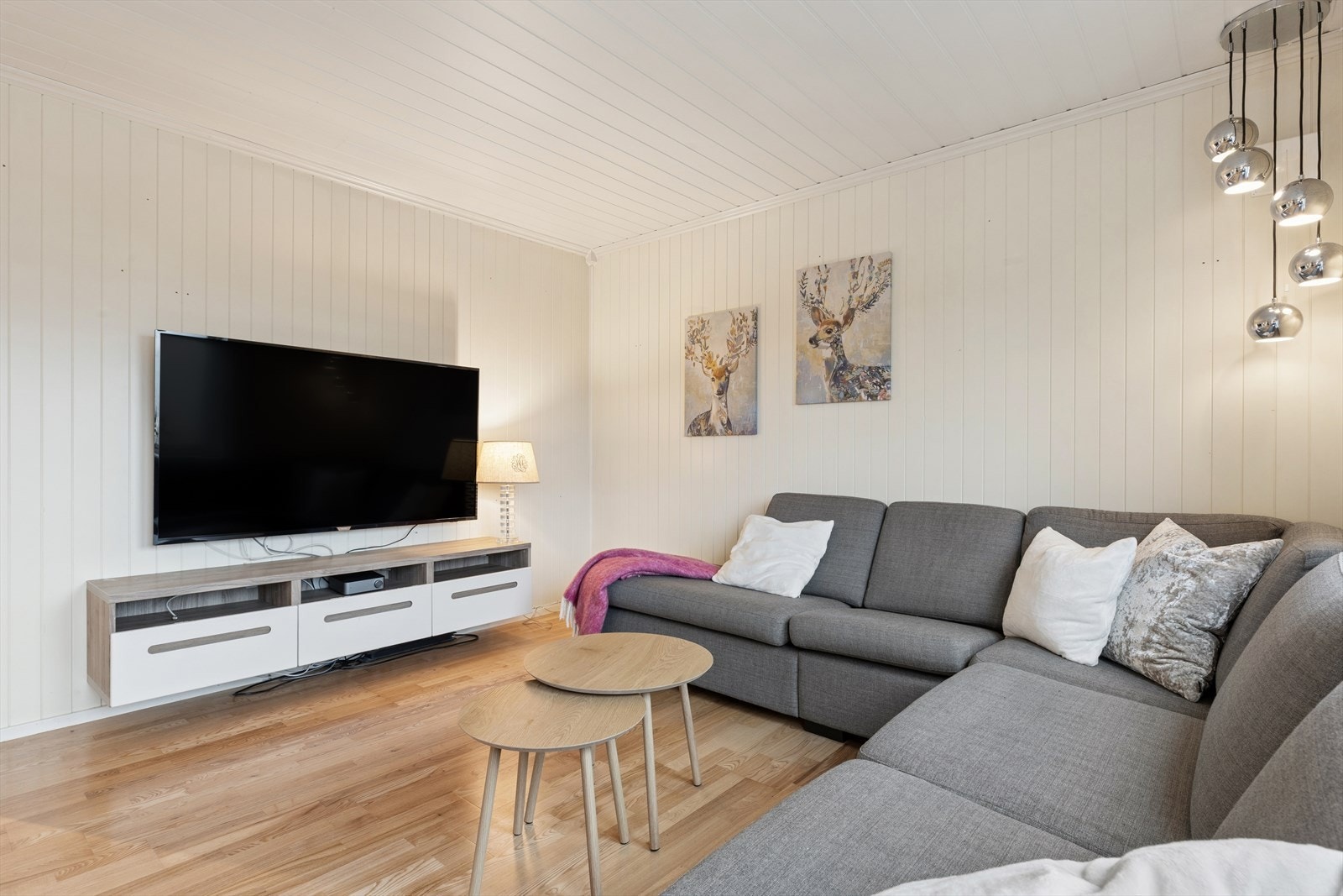 Denne delen av stuen er tidligere vært et soverom, men ble inntatt i stue til fordel for større oppholdsrom. Galleribilde