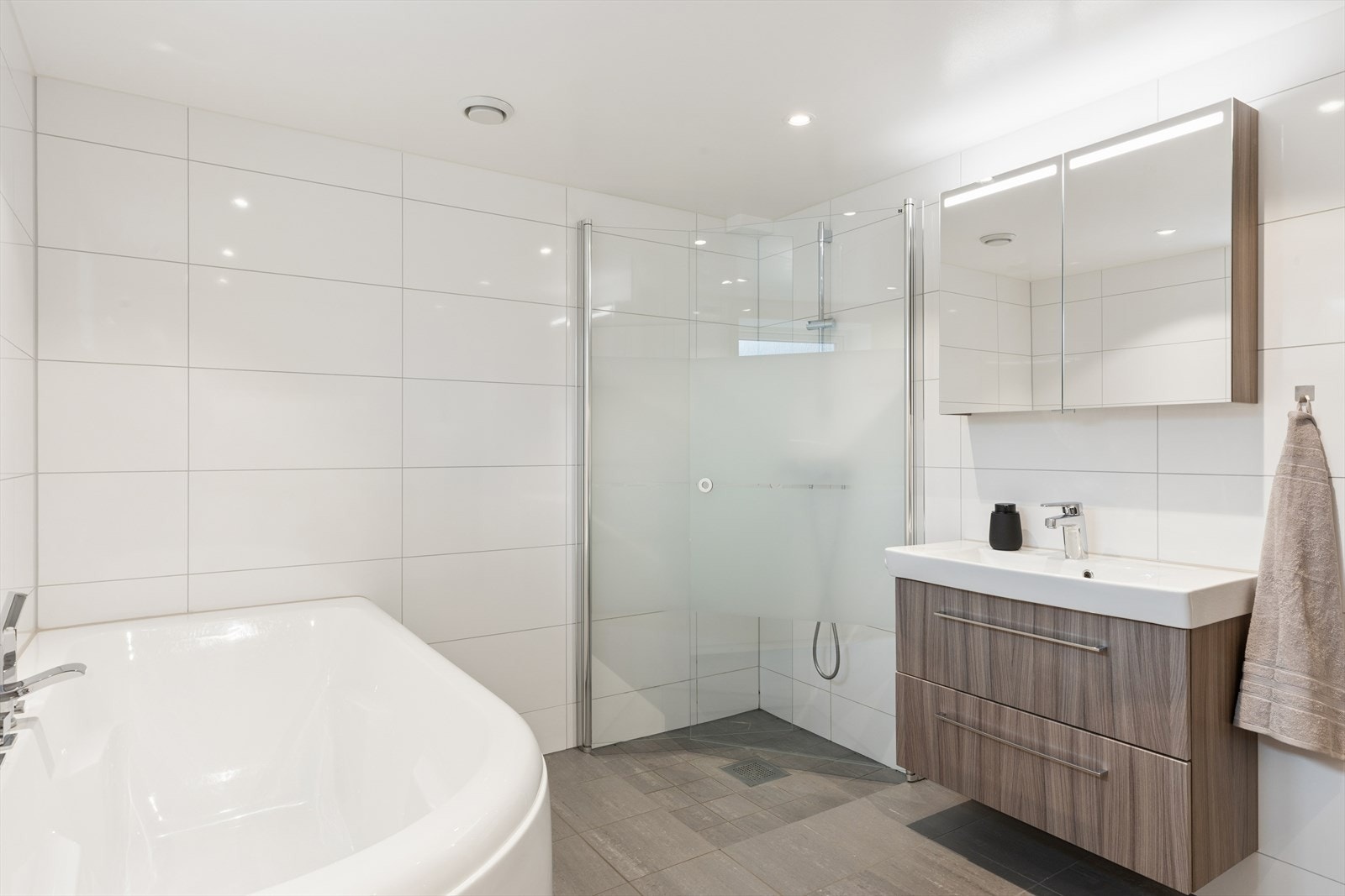 I kjelleren finner man et kombinert bad/vaskerom fra 2016 med flislagte vegger og malt tak. Gulvet er flislagt og har elektriske varmekabler. Galleribilde