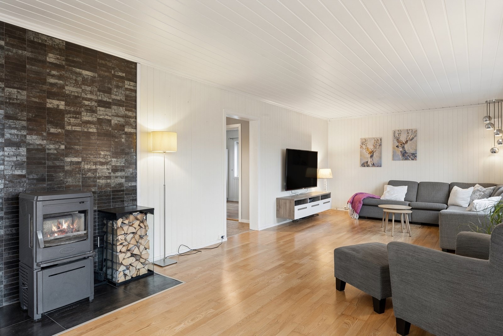 Vedovn i rommet gir ekstra god temperatur og knitrende hygge. Galleribilde