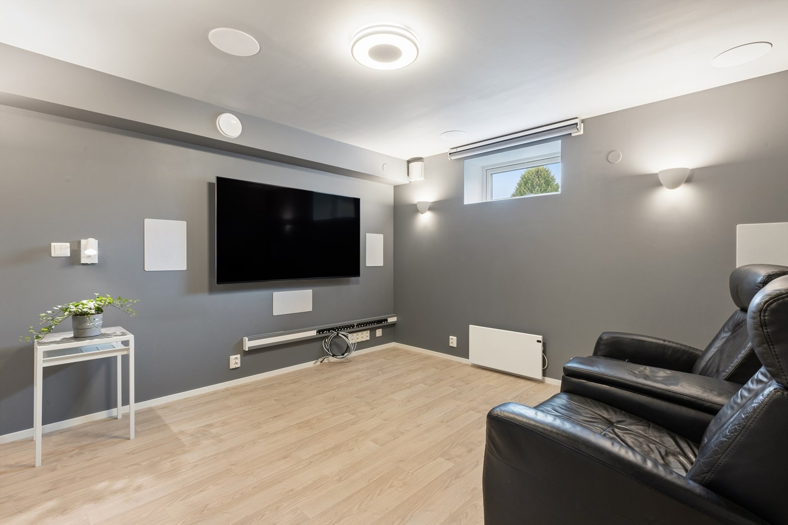 Tv-stue i kjeller er ikke bruksendret fra tilleggsdel til hoveddel og har ikke dagslysflate som tilfredsstiller forskriftskrav for rom til varig opphold. Galleribilde