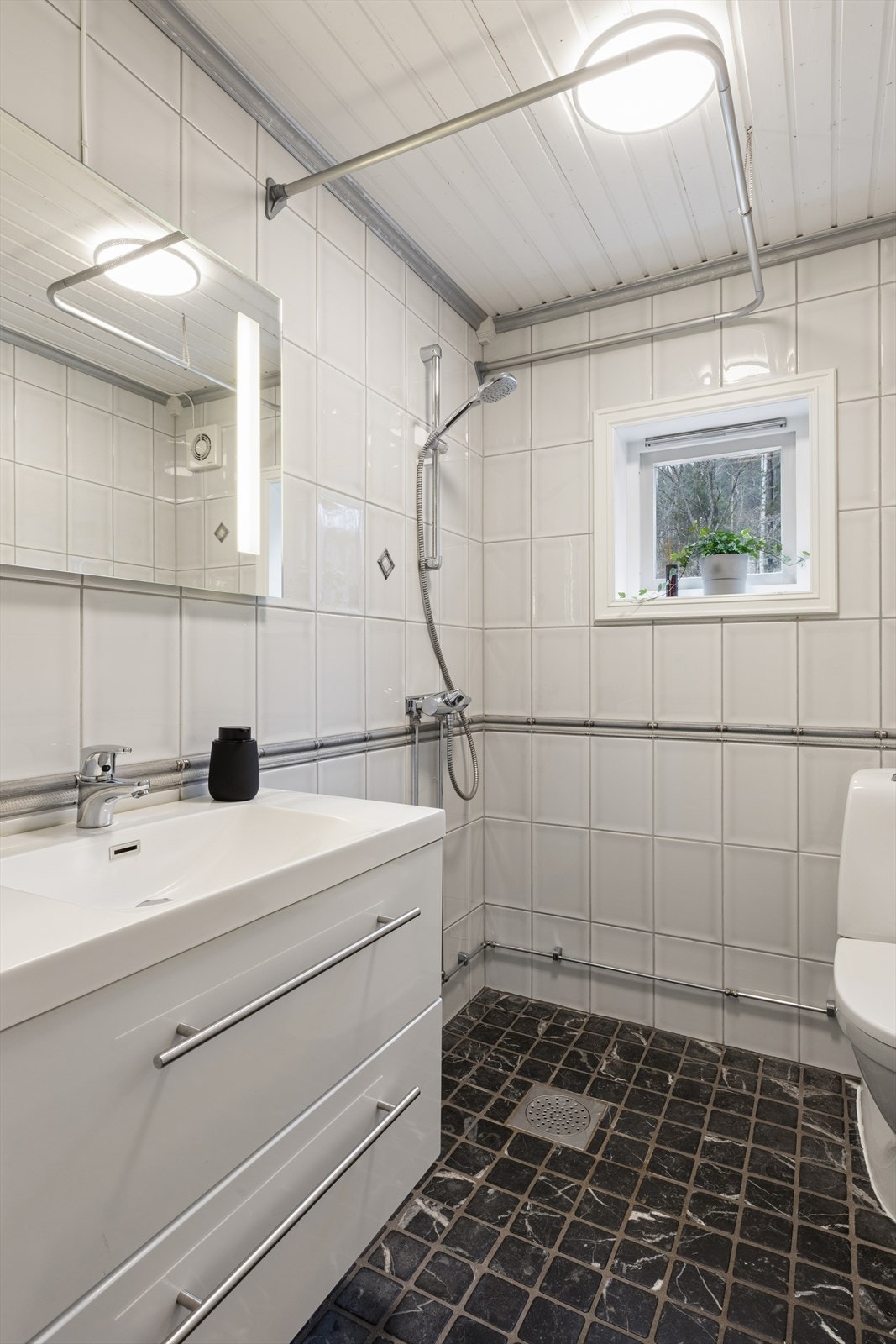 Av våtrom har boligen ett tolalettrom og to bad - hvorav ett av badene er et kombinert bad/vaskerom. Galleribilde