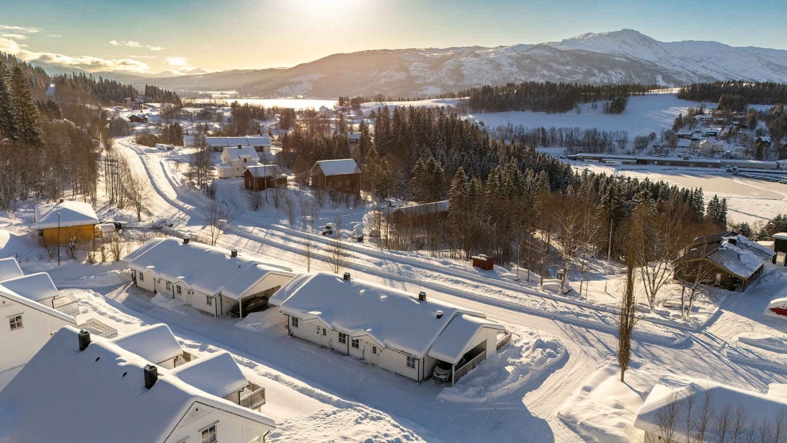 Utgang til stor terrasse på hele 46 m2 hvor solen kan nytes. Tilbygget carport med sportsbod i bakkant. Galleribilde