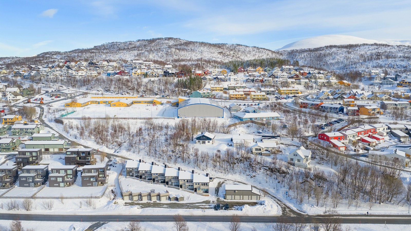 Skole og idrettshall er bare et steinkast unna! Galleribilde