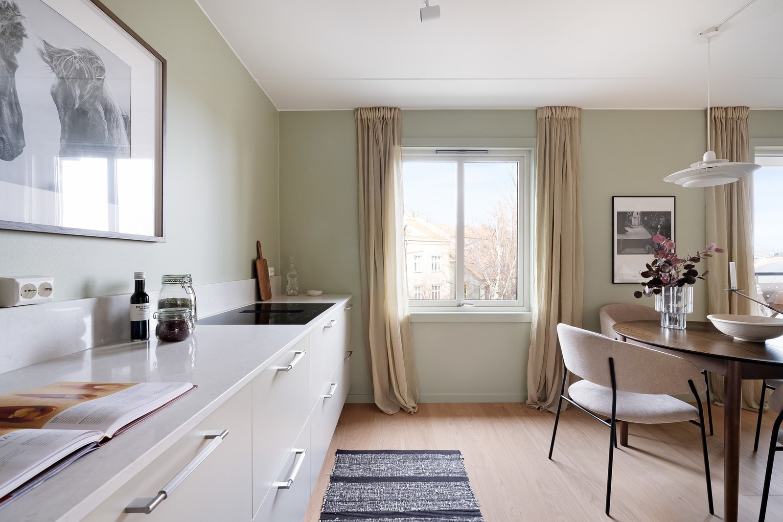 Benkeplate i steinkompositt (Silestone) er slitesterkt og gir et sofistikert uttrykk, kombinert med underlimt vask og planlimt platetopp. Galleribilde