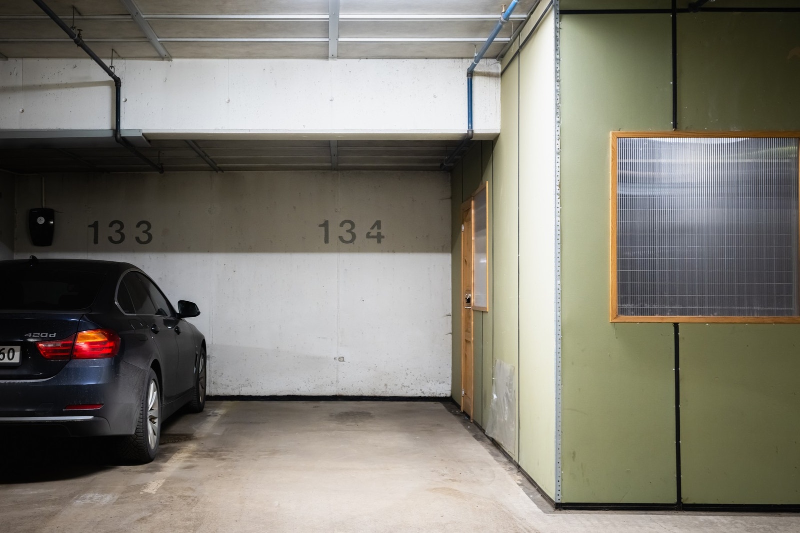 Boligen disponerer én garasjeplass i felles anlegg med enkel adkomst via heis og innkjørsel med bil fra Thurmannsgate 12. Galleribilde