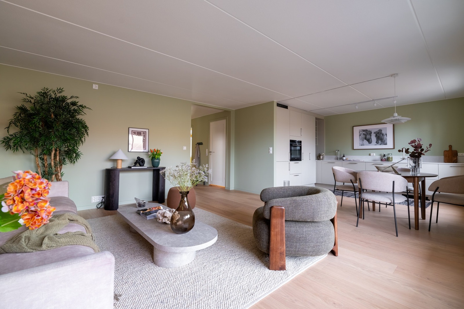 Boligen har fått oppgraderte lamper som medfølger kjøpet, samt nye stikkontakter og brytere. Galleribilde