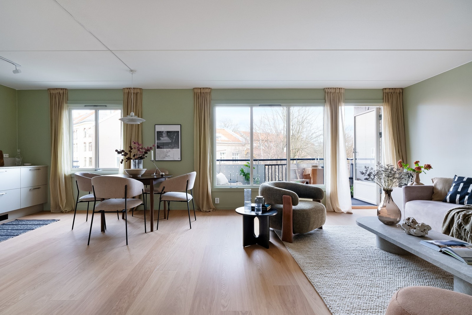 Himlingshøyden på ca. 2,40 meter bidrar til en luftig romfølelse. Galleribilde