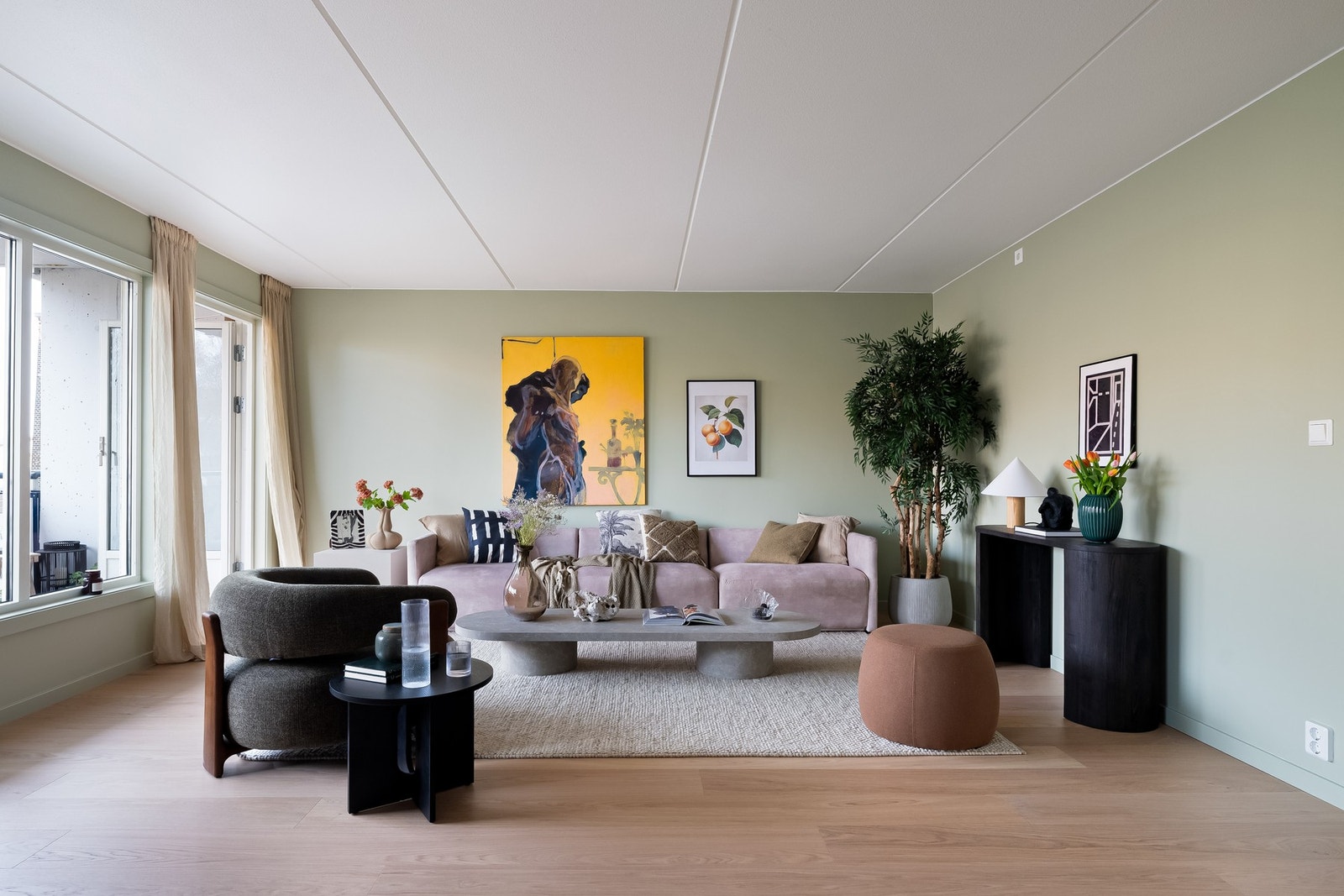 Boligen er betydelig oppgradert i 2026 med blant annet nytt bad, kjøkken og gjennomgående fornyede overflater. Galleribilde