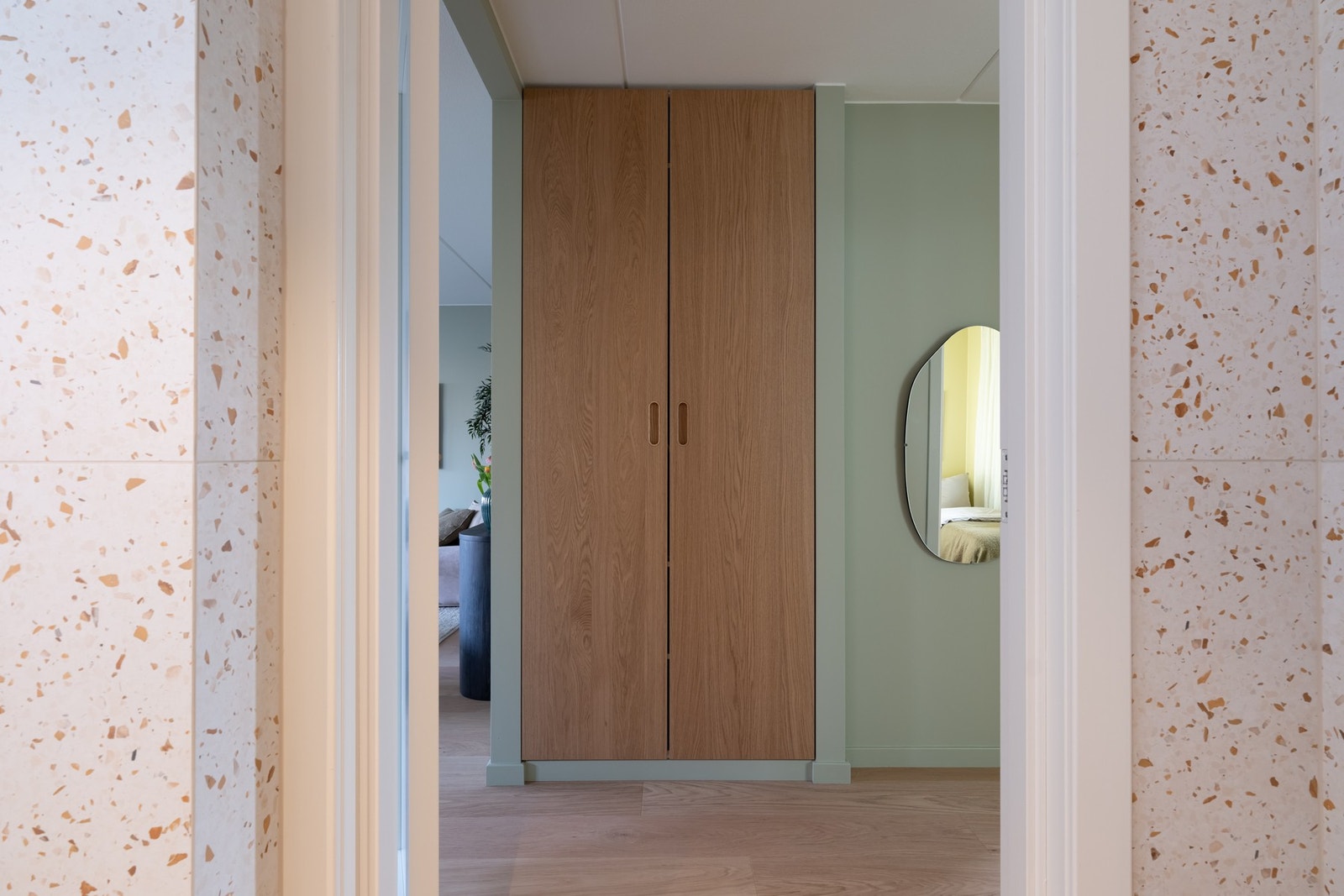 Plassbygd garderobeskap som gir gode oppbevaringsmuligheter for yttertøy og sko. Galleribilde