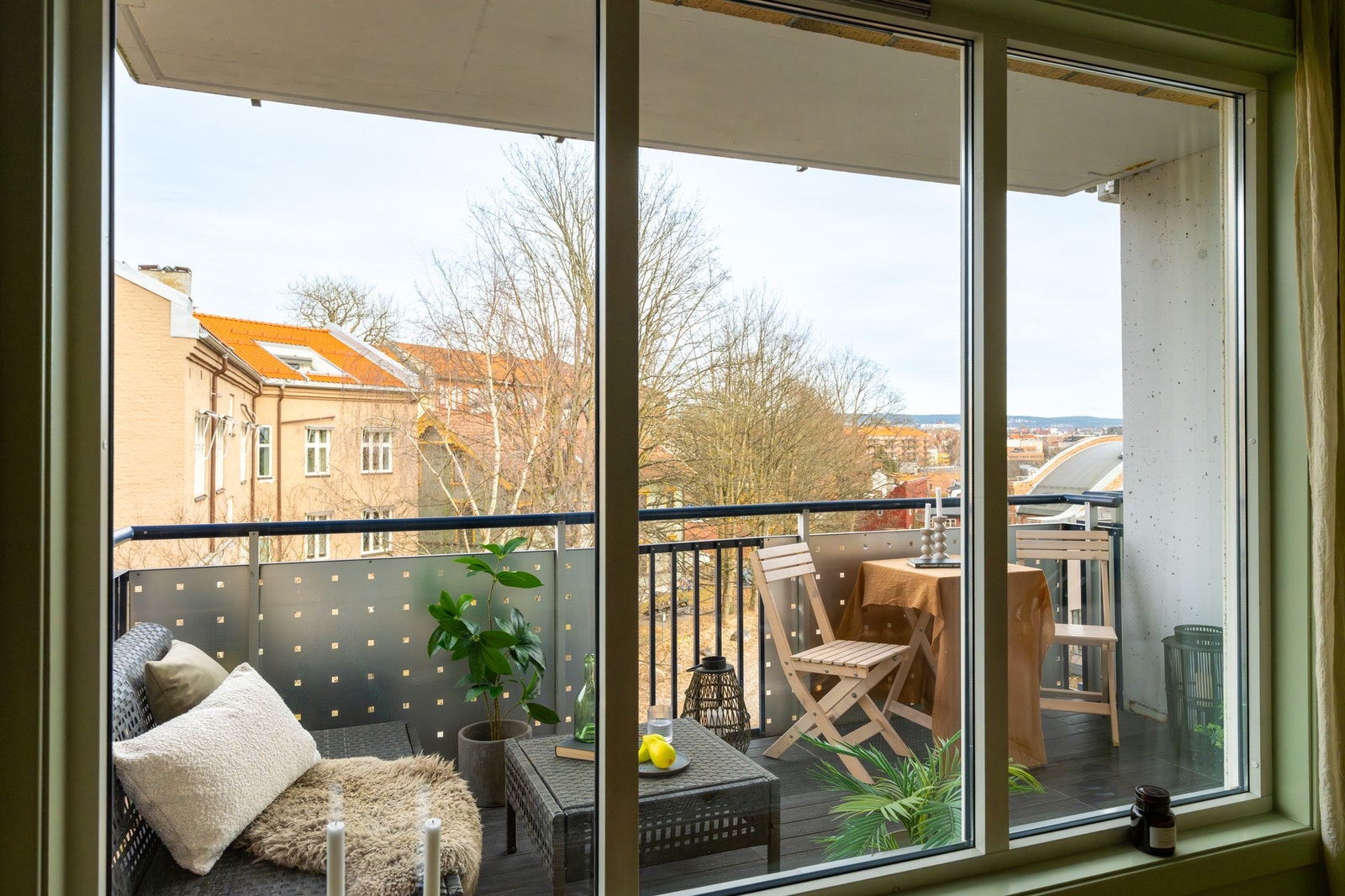 Balkongen fremstår som en forlengelse av oppholdsrommet og byr på gode solforhold og fin utsikt. Galleribilde