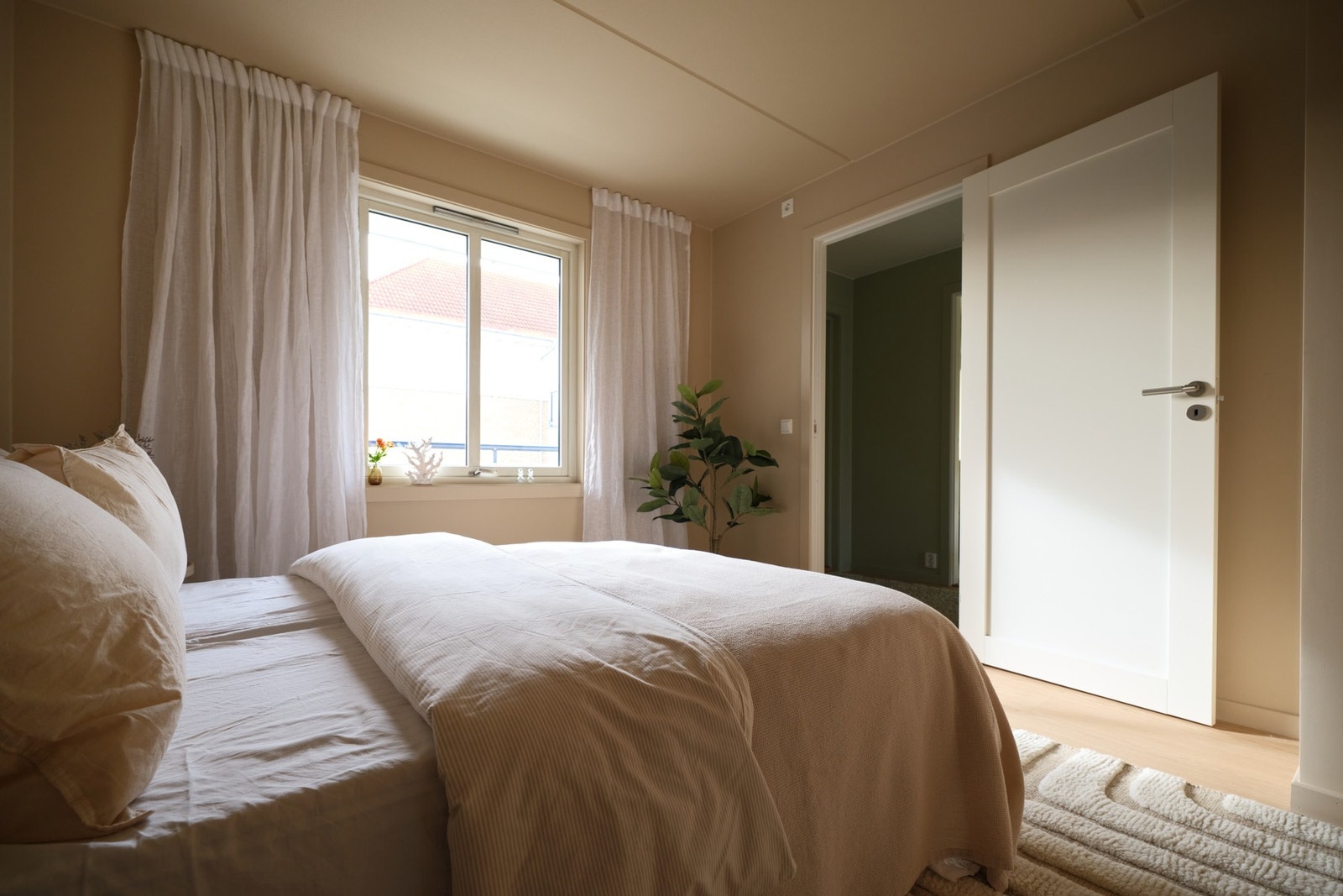 Hovedsoverommet har god plass til dobbeltseng og tilhørende møblement, og oppleves som rolig og behagelig med lune fargetoner og myke materialvalg. Galleribilde