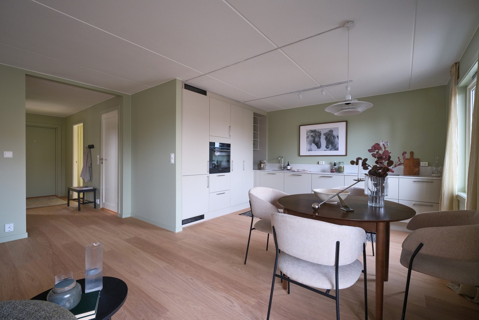 Den åpne forbindelsen mot stue og spiseplass skaper en sosial og innbydende sone, hvor matlaging og samvær naturlig glir over i hverandre. Galleribilde