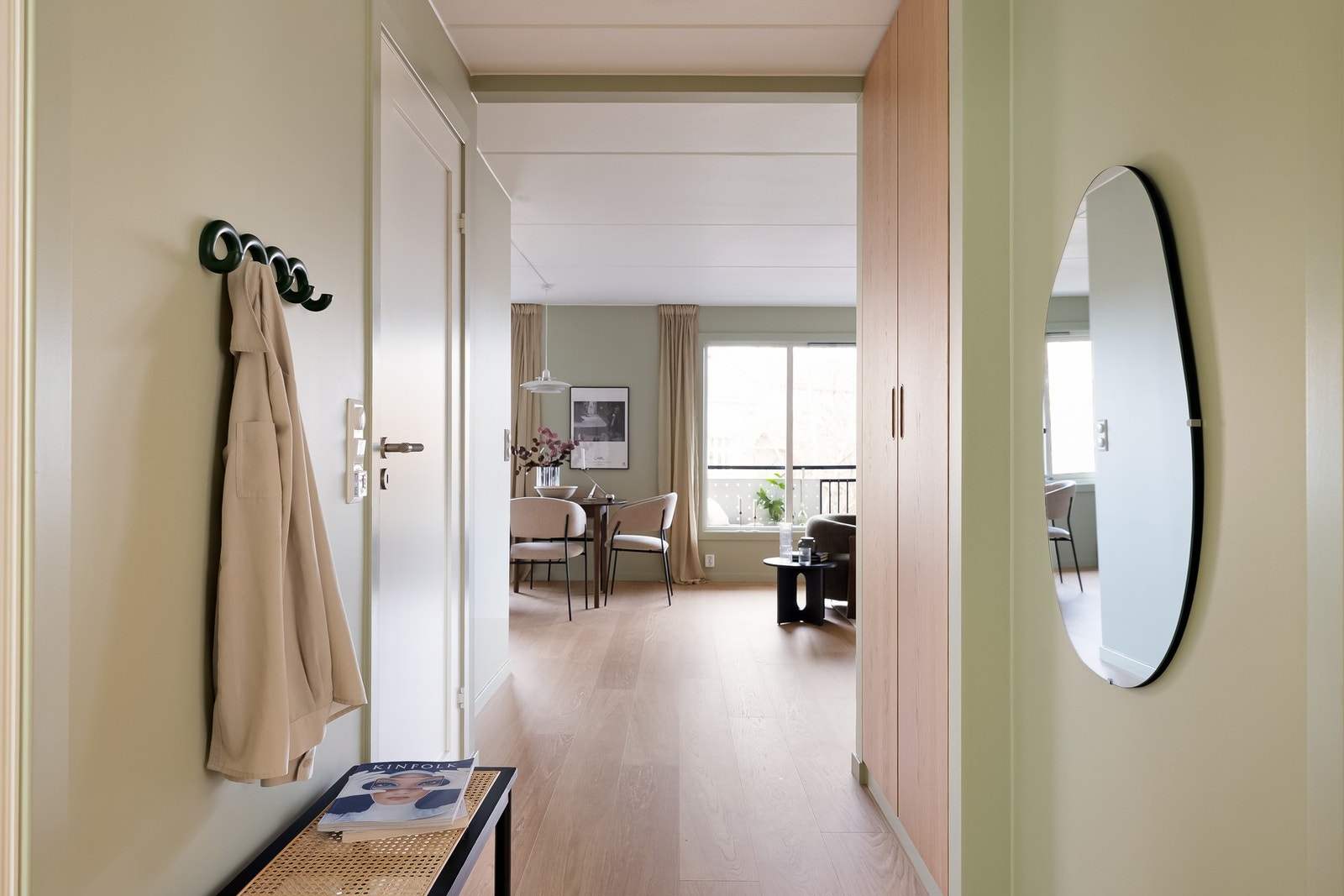 Ny 1-stavs eikeparkett fra 2026 er lagt i hele leiligheten, og veggene er nymalt i lune toner som gir rommet et harmonisk og delikat uttrykk. Galleribilde