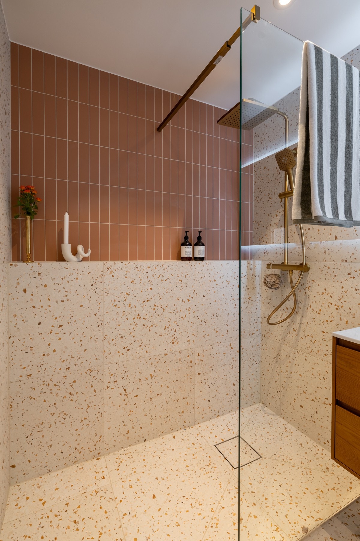 Flott, ekstsra stor dusjsone med glassvegg, regndusj og praktisk innfelt dusjhylle. Galleribilde