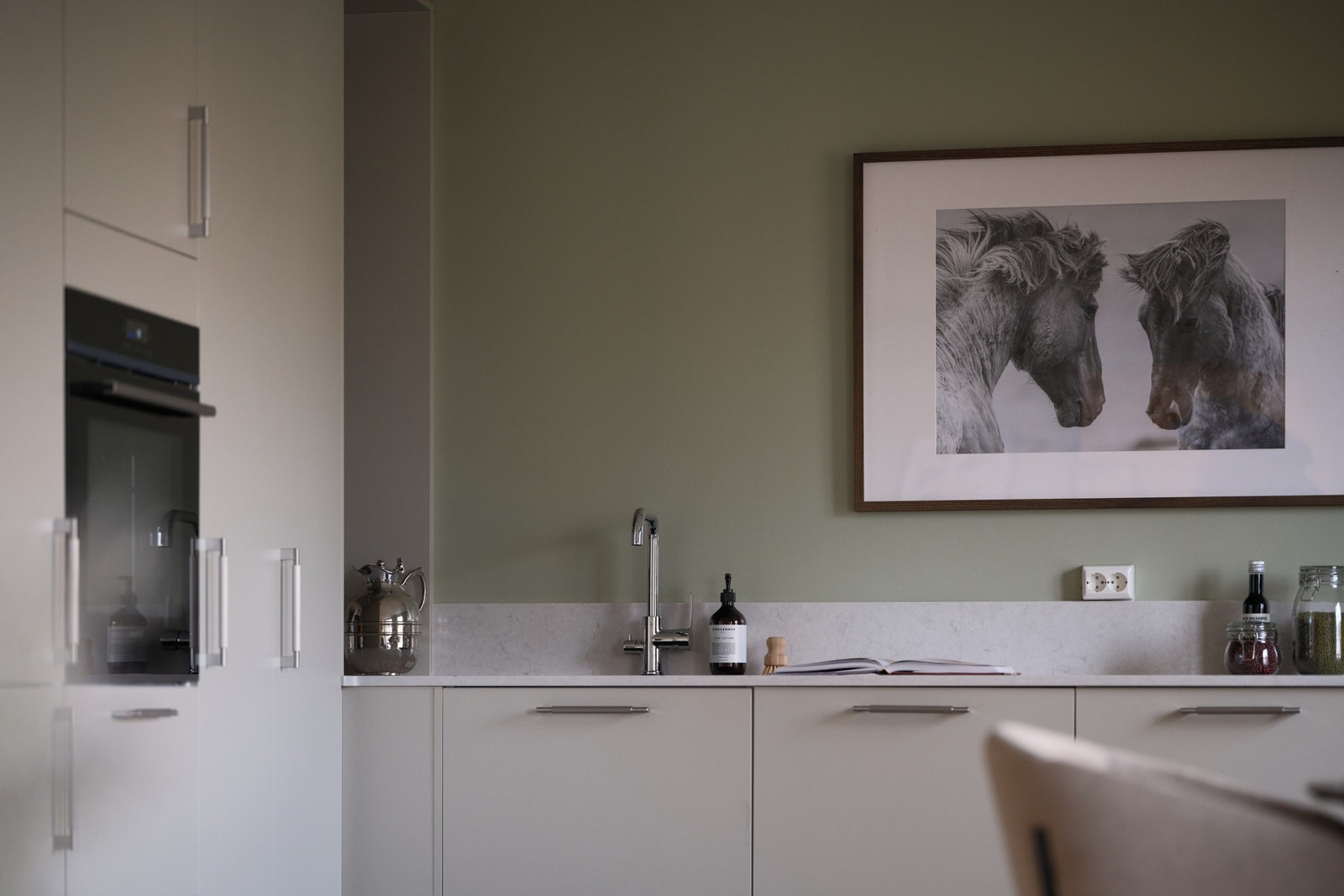 Integrerte hvitevarer, inkludert 80 cm platetopp, stekeovn, stekeovn, oppvaskmaskin og kjøleskap med fryser. Galleribilde