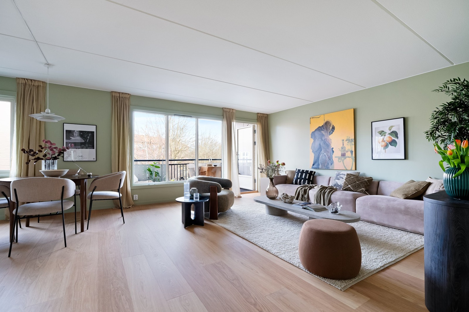 Rommet har en naturlig og fleksibel møbleringssone med god plass til både sofagruppe og spiseplass. Galleribilde