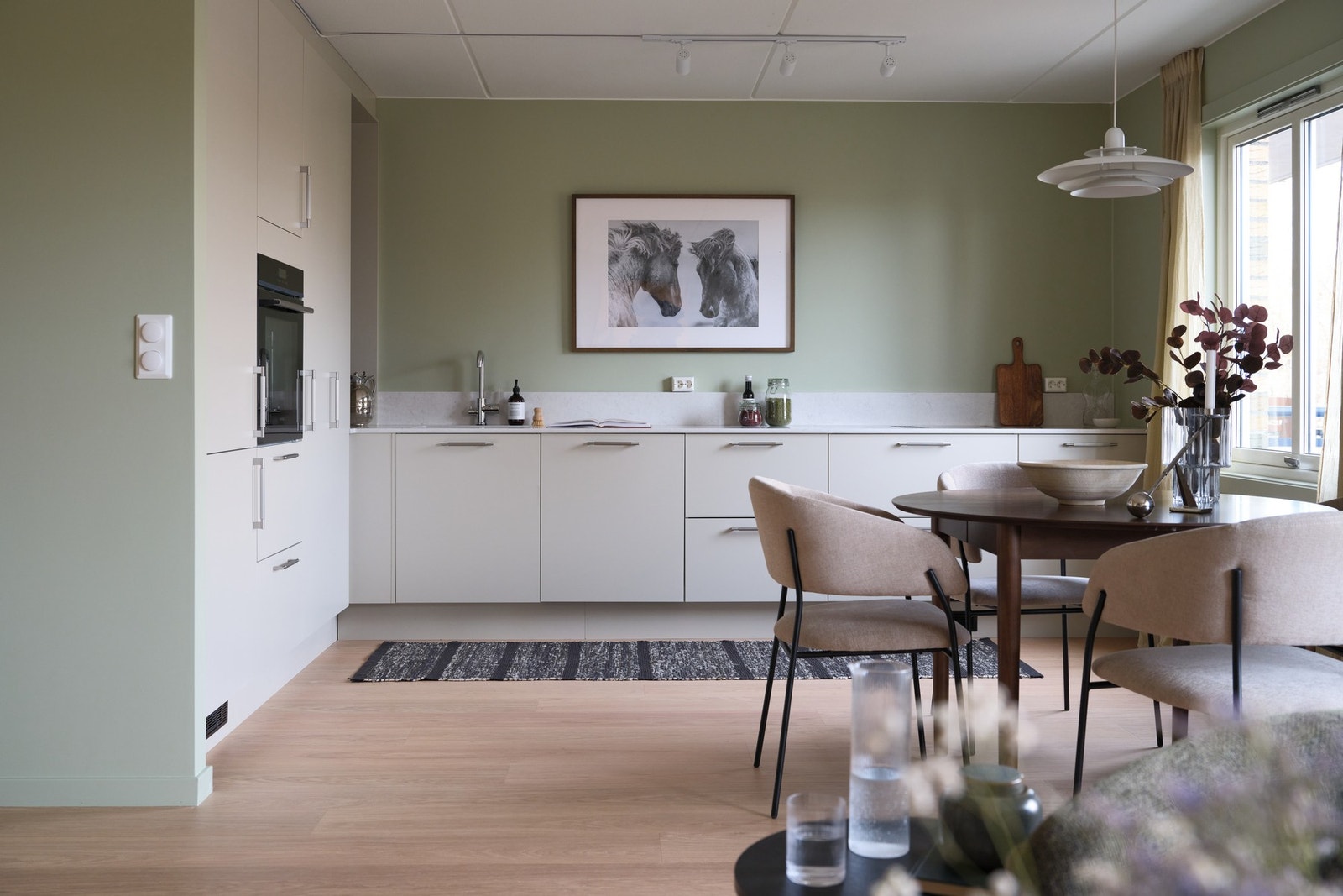 Kjøkkenet fremstår som moderne, delikat og stilrent, med rene linjer som harmonerer med boligens øvrige uttrykk. Galleribilde