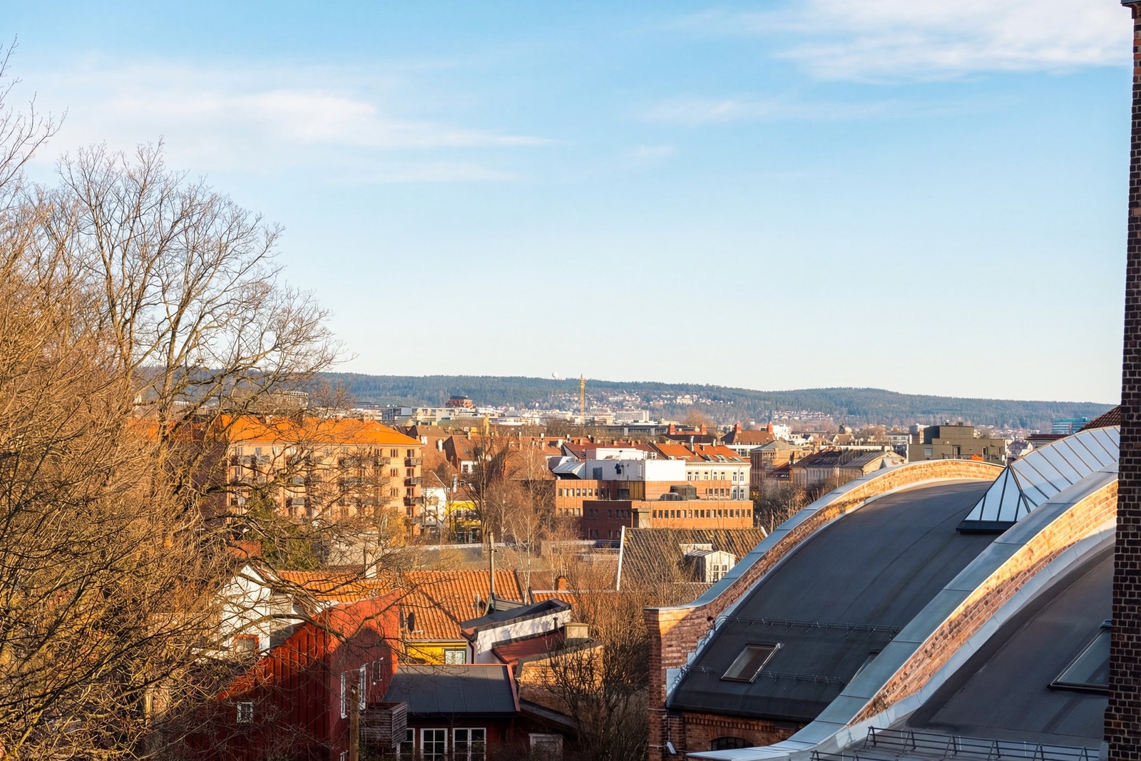 Utsikten fra balkongen gir et luftig og trivelig utsyn mot nærliggende bebyggelse og grøntområder. Galleribilde