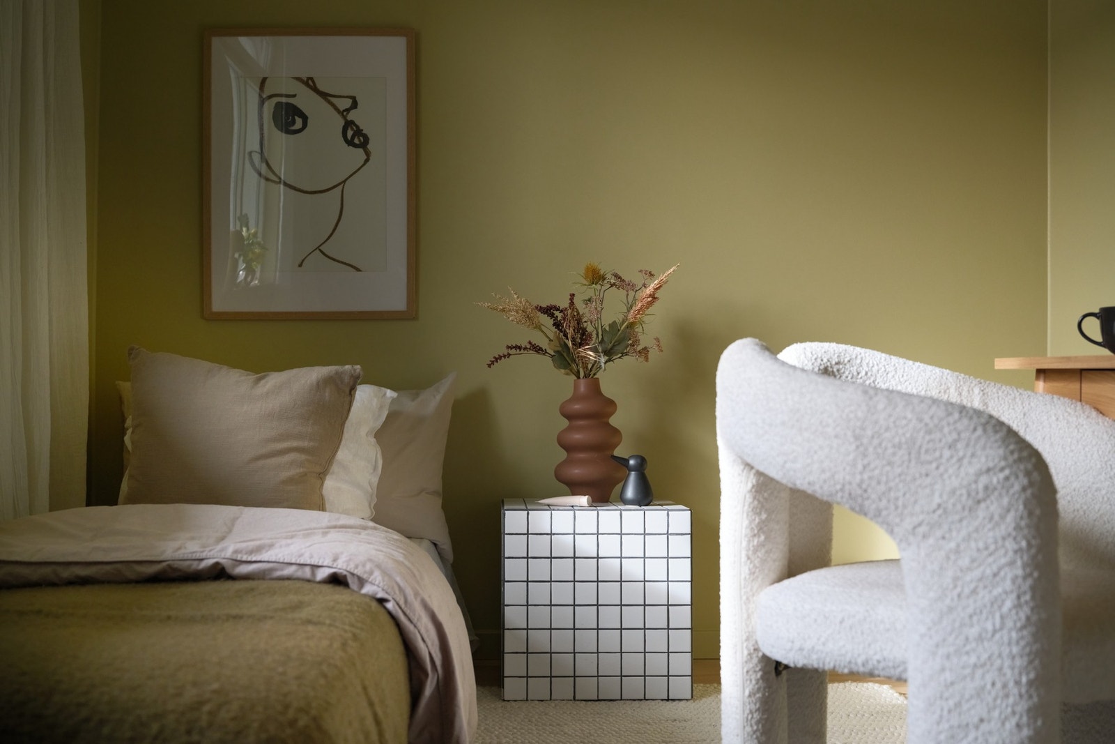 Begge rommene har et lyst og luftig preg, med gode lysforhold og en gjennomgående, rolig atmosfære som gjør det enkelt å finne roen. Galleribilde