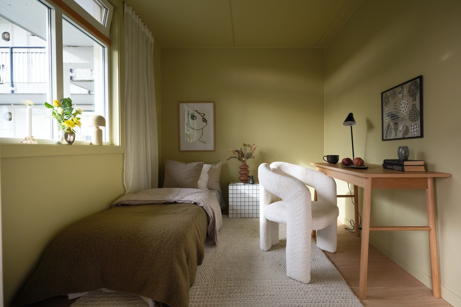 Rommet har en fin størrelse med plass til seng og skrivebord, og gode vindusflater som slipper inn rikelig med naturlig lys. Galleribilde