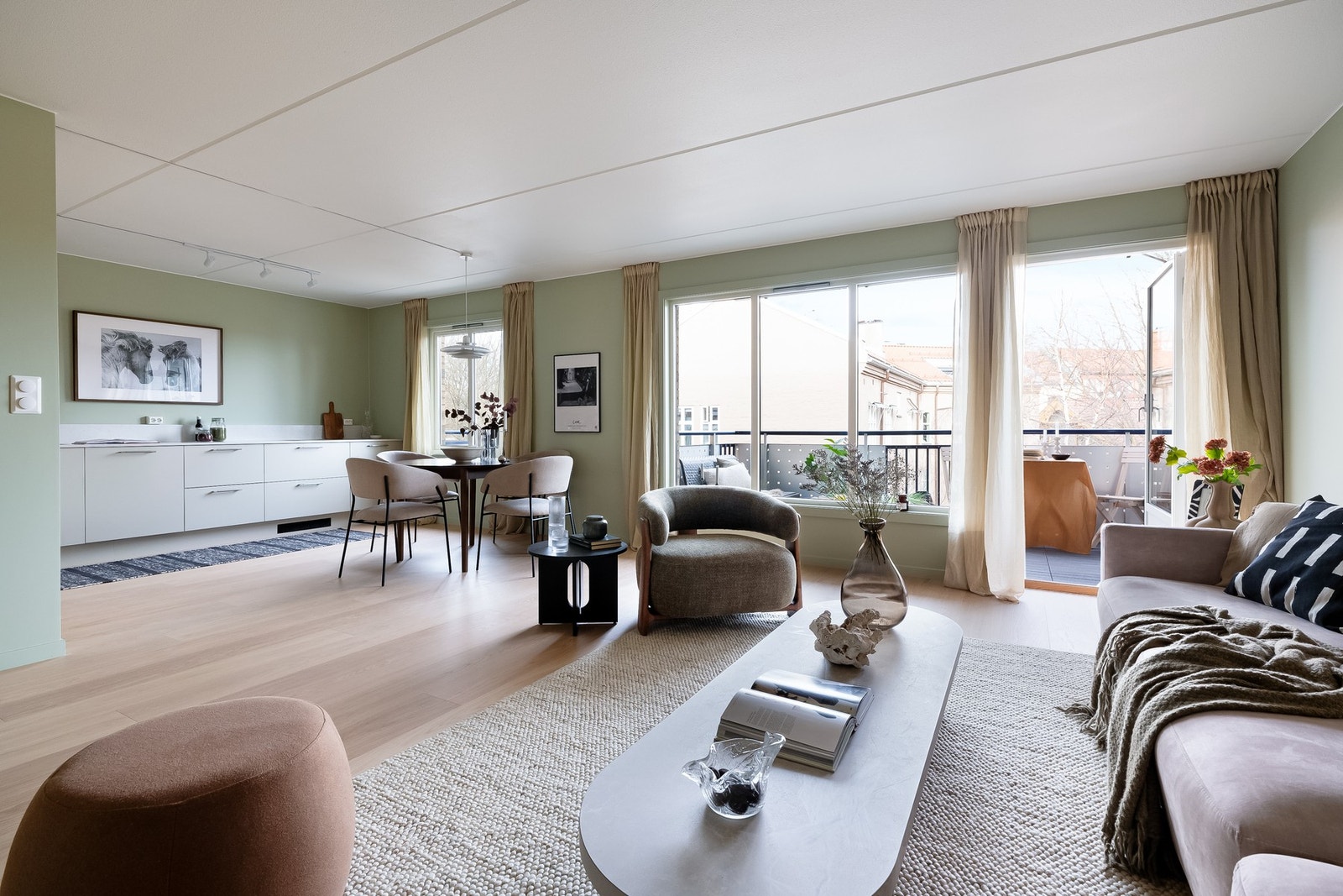 Erik Ilseng v/ Privatmegleren Atrium har gleden av å presentere denne oppgraderte og innbydende 3-roms andelsleiligheten. Foto: chris borowiak Galleribilde