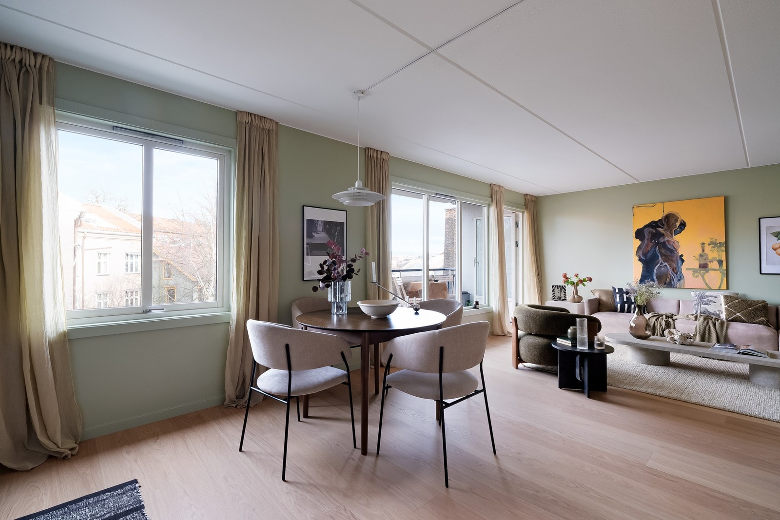 God plass til spisebord med en naturlig og innbydende sone for både hverdagsmåltider og gjester. Galleribilde