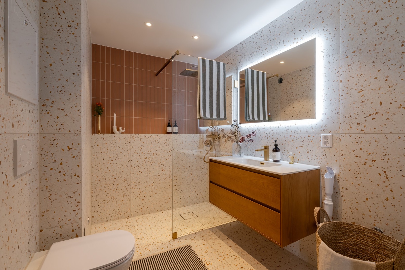 Et stilrent og delikat bad fra 2026 med gjennomførte materialvalg og en lun, moderne fargepalett. Dokumentasjon foreligger. Galleribilde