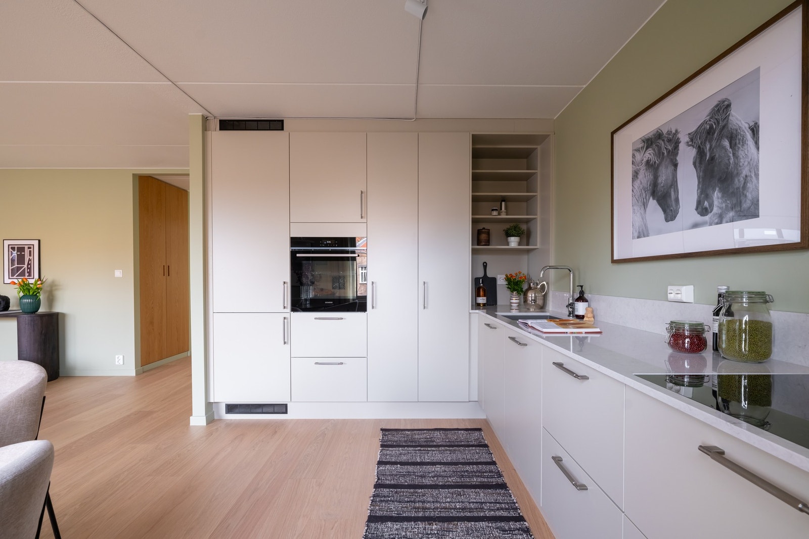 Innredningen er levert av HTH og montert i 2026, med glatte fronter og elegante beslag som gir et tidløst og eksklusivt preg. Galleribilde