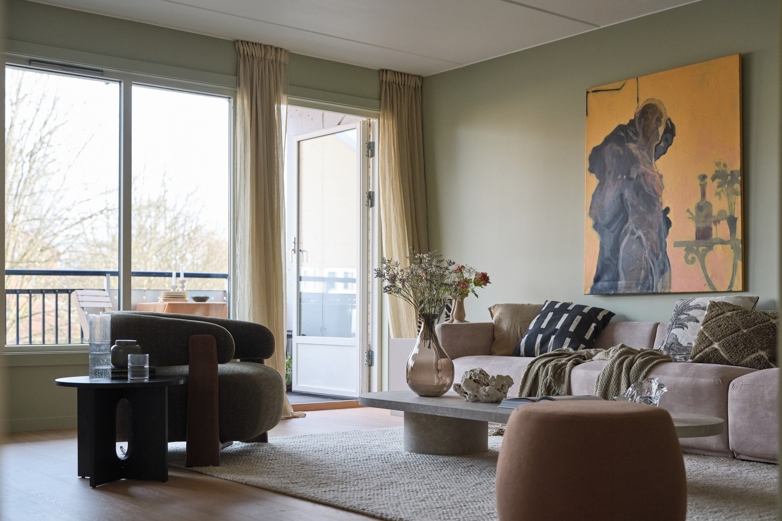 Stuen fremstår som lys, romslig og særdeles innbydende med store vindusflater som slipper inn rikelig med naturlig lys. Galleribilde