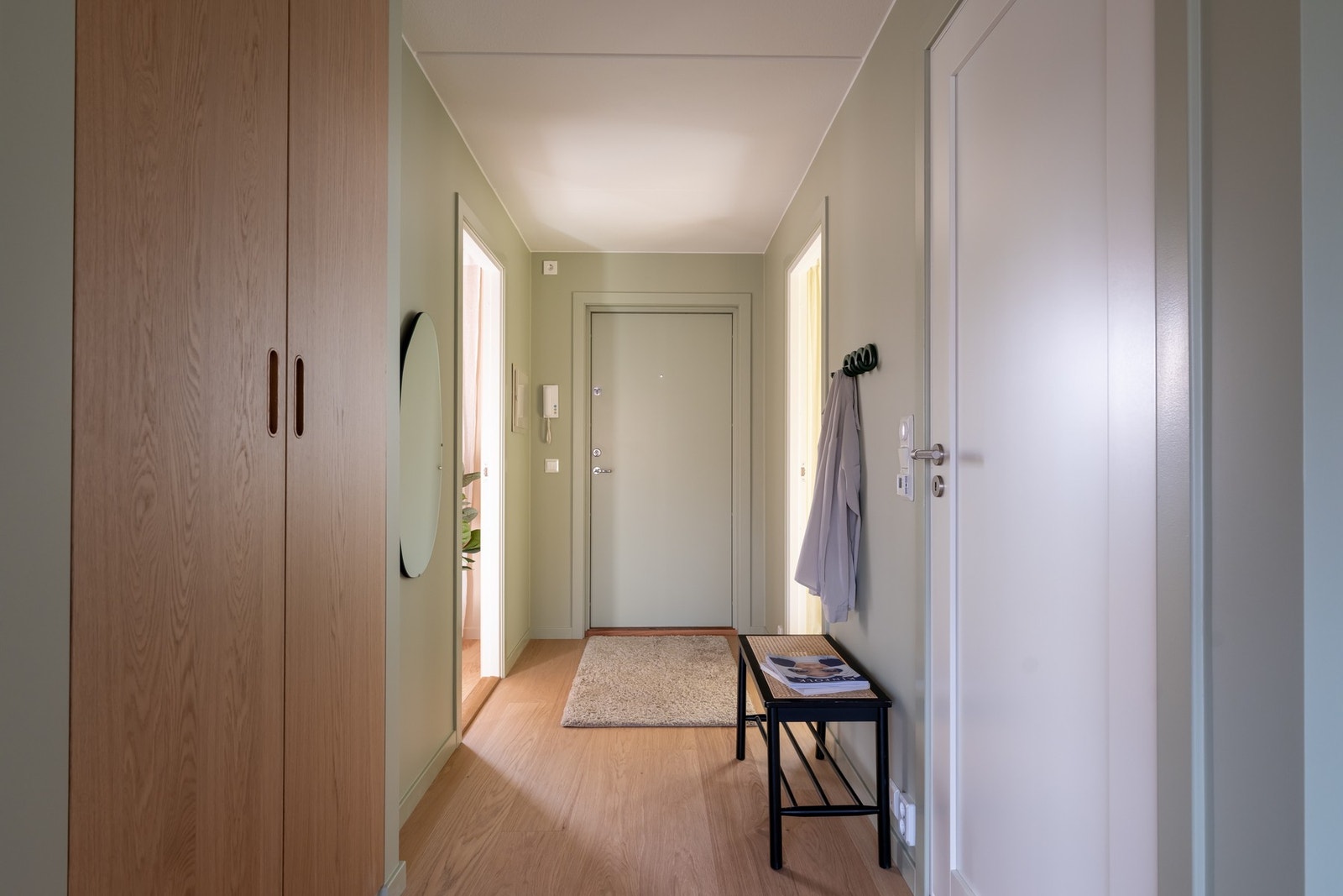 Leiligheten har en god intern beliggenhet i bygget, med adkomst via heis og trappegang til 4. etasje. Galleribilde