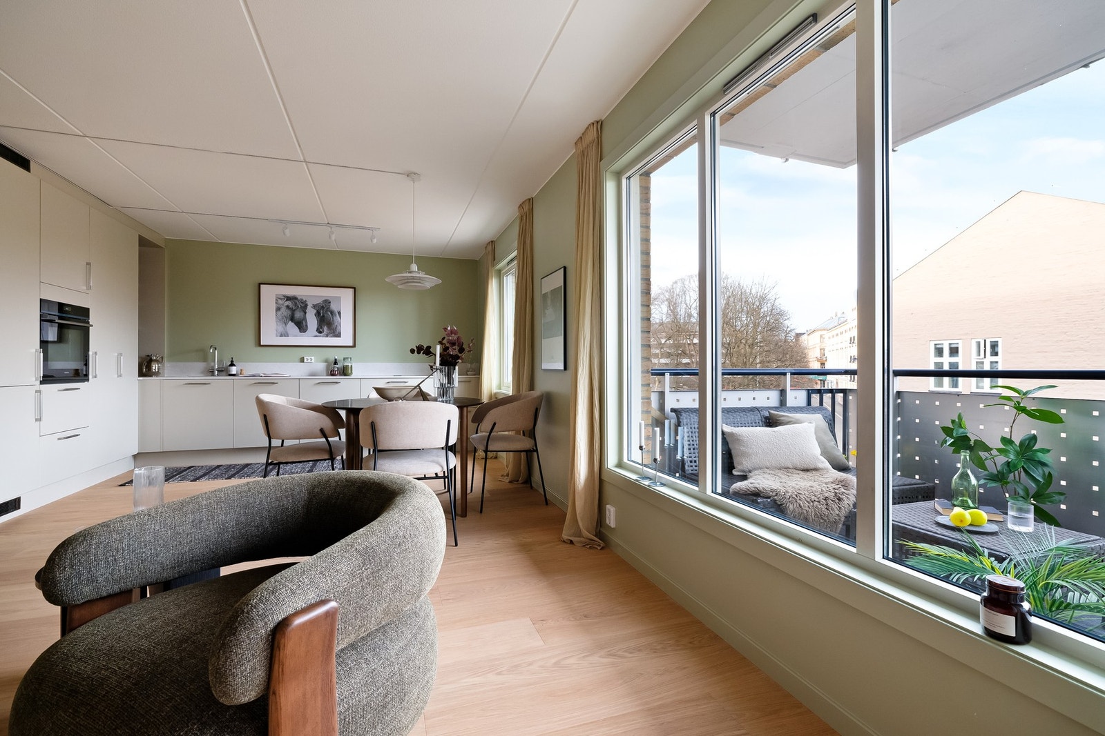 De store vinduene gir en åpen og fin kontakt med omgivelsene, samtidig som utsikten strekker seg utover nærliggende bebyggelse og grøntområder. Galleribilde