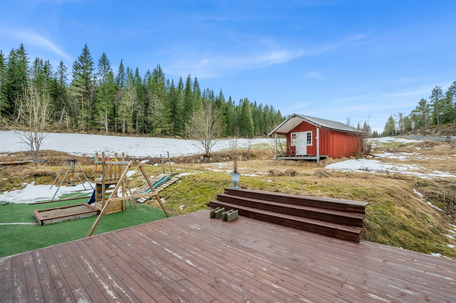 Velstelt uteområde med terrasse, ideelt for barn å leke. Galleribilde